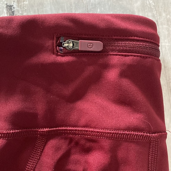 Women’s size 6 capri lululemon burgundy with side pockets - Picture 2 of 6